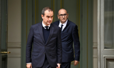 Le Premier ministre Sébastien Lecornu (g.) et le ministre de l'Intérieur Laurent Nuñez quittent une réunion interministérielle de crise au ministère de l'Intérieur, à Paris, le 19 octobre 2026 ( POOL / JULIEN DE ROSA )