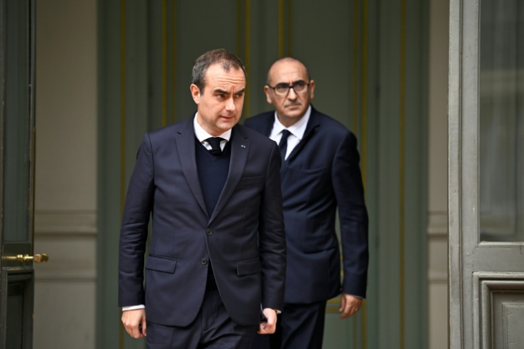 Le Premier ministre Sébastien Lecornu (g.) et le ministre de l'Intérieur Laurent Nuñez quittent une réunion interministérielle de crise au ministère de l'Intérieur, à Paris, le 19 octobre 2026 ( POOL / JULIEN DE ROSA )