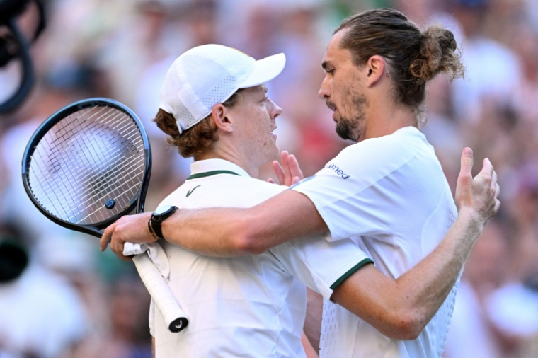 Le N.3 mondial Alexander Zverev (g) félicite le N.1 Jannik Sinner qui vient de gagner le finale de Wimbledon le 12 juillet 2026 à Londres ( AFP / Kirill KUDRYAVTSEV )