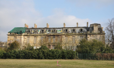 À l’abandon depuis 33 ans, le château Rothschild à Boulogne sera rénové (Crédit photo: Moonik- Wikimedia Commons)