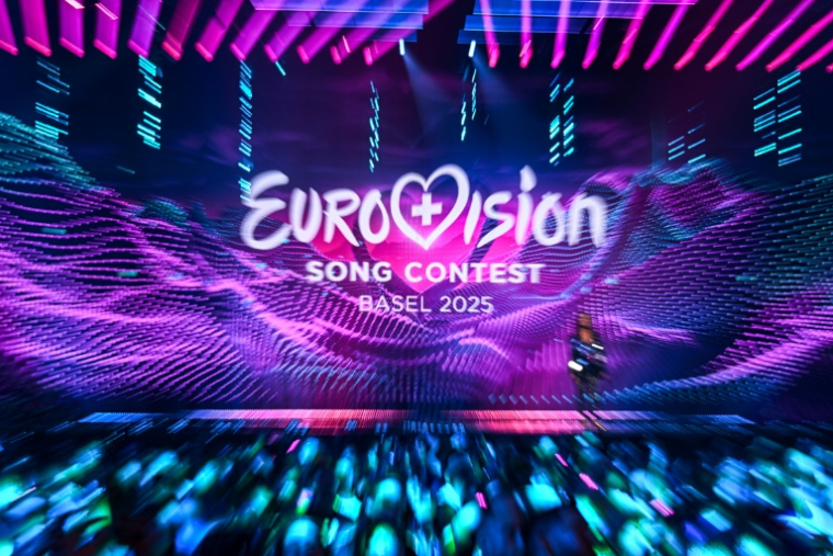 Le logo de l'Eurovision à la St. Jakobshalle de Bâle, le 14 mai 2025 en Suisse ( AFP / Fabrice COFFRINI )