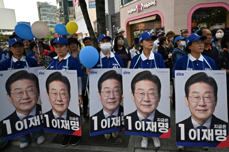 Des partisans du candidat de centre-gauche Lee Jae-myung lors d'un meeting de campagne, le 1er juin 2025 à Séoul, avant la présidentielle du 3 juin en Corée du Sud ( AFP / Pedro PARDO )