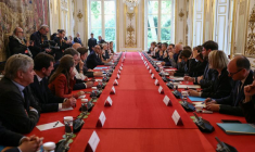 Le Premier ministre reconduit Sébastien Lecornu assiste à une réunion avec les membres nouvellement nommés de son cabinet