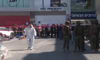 Militaires et policiers scientifiques sur le site d'une attaque meurtrière en Cisjordanie