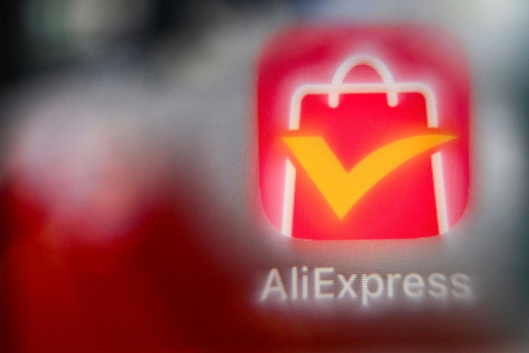 La Commission européenne a ouvert la voie mercredi à une lourde amende contre le géant chinois du commerce en ligne AliExpress en estimant, "à titre préliminaire", qu'il ne gérait pas suffisamment les risques liés à la vente de produits illégaux, malgré de nombreux progrès ( AFP / Kirill KUDRYAVTSEV )