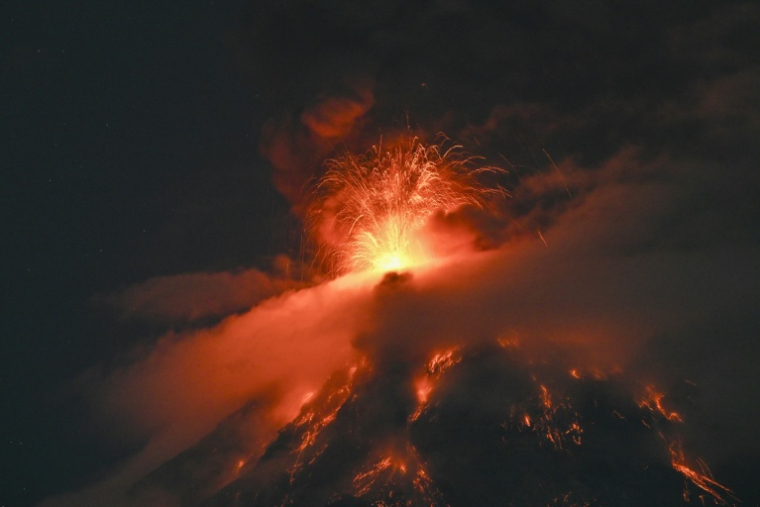 Le volcan Fuego est entré en éruption le 3 août 2026 au sud-ouest de Guatemala City ( AFP / Johan ORDONEZ )