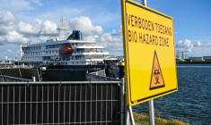 Le MV Hondius, amarré à Rotterdam depuis le 18 mai, a été autorisé samedi à reprendre la mer ( AFP / Nicolas TUCAT )