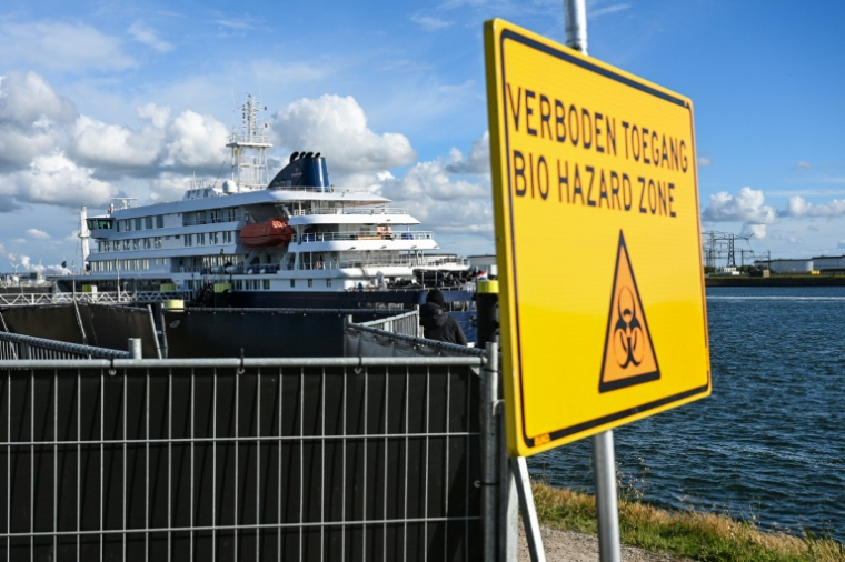 Le MV Hondius, amarré à Rotterdam depuis le 18 mai, a été autorisé samedi à reprendre la mer ( AFP / Nicolas TUCAT )