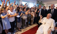 Le pape François est sorti de l'hôpital Gemelli à Rome
