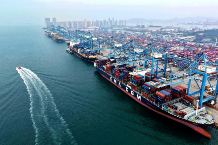 Vue aérienne de porte-conteneurs amarrés dans un port à Qingdao, dans la province du Shandong, dans l'est de la Chine, le 24 septembre 2025 ( AFP / - )