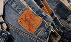 L'étiquette Levi's est visible sur un pantalon suspendu dans un magasin Levi Strauss à New York