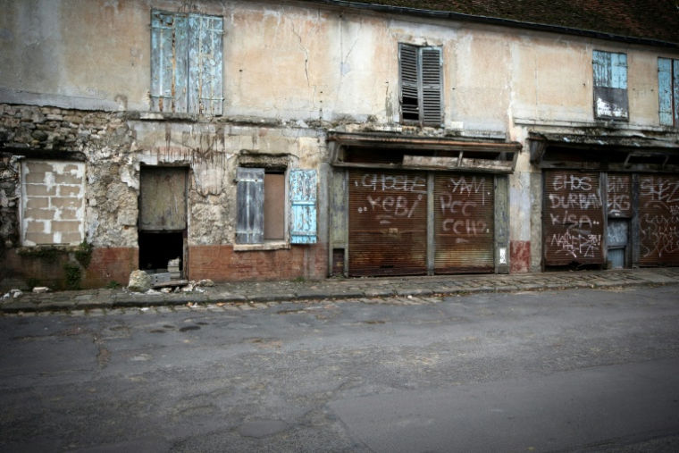 Une rue du village abandonné de Goussainville, le 26 novembre 2013, dans le Val-d'Oise ( AFP / JOEL SAGET )