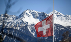 Le drapeau suisse en berne plus de trois mois après l'incendie au bar Le Constellation à Crans-Montana, le 8 avril 2026 en Suisse, le 8 avril 2026 ( AFP / Fabrice COFFRINI )
