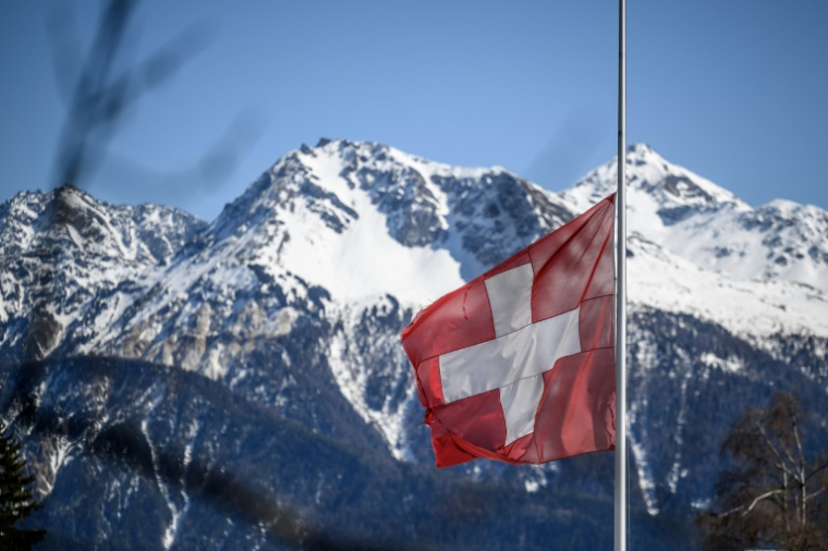 Le drapeau suisse en berne plus de trois mois après l'incendie au bar Le Constellation à Crans-Montana, le 8 avril 2026 en Suisse, le 8 avril 2026 ( AFP / Fabrice COFFRINI )