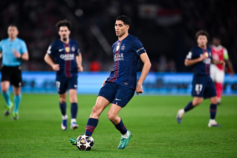 Une banderole de soutien à Achraf Hakimi aperçue dans les tribunes du Parc