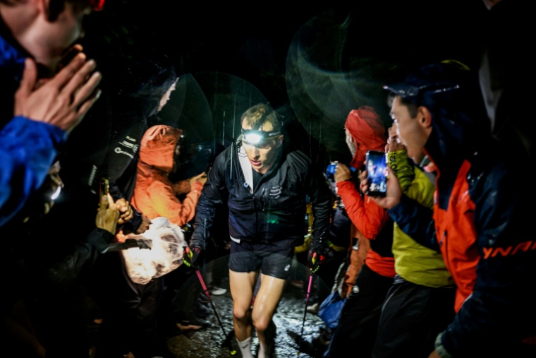 Le Britannique Tom Evans sous la pluie lors de l'UTMB, sur le tracé entre France, Italie et Suisse, le 30 août 2025 ( AFP / JEFF PACHOUD )