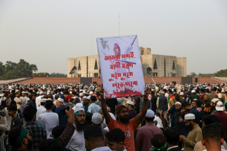 Obsèques à Dacca de Sharif Osman Hadi, figure de la révolte de 2024 au Bangladesh, assassiné en début de semaine, le 20 décembre 2025  ( AFP / Anik Rahman )