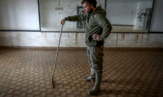Un habitant nettoie sa maison après les inondations à La Réole, près de Bordeaux, le 23 février 2026 ( AFP / ROMAIN PERROCHEAU )
