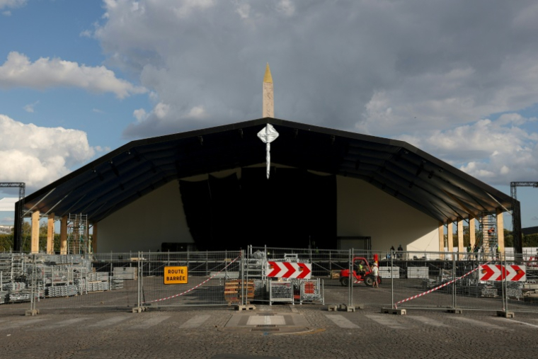 Une tribune en construction place de la Concorde à Paris, le 16 septembre 2026, avant la visite du pape Léon XIV en France ( AFP / Charlotte SIEMON )