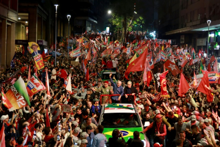 Le président sortant et candidat à la présidentielle, Luiz Inácio Lula da Silva (c), du Parti des travailleurs (PT), salue des sympathisants lors d'un rassemblement de campagne avant le second tour de l'élection, le 20 octobre 2026 à Porto Alegre, dans l'État du Rio Grande do Sul, au Brésil ( AFP / SILVIO AVILA )