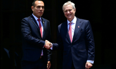 Le président péruvien par intérim José Jerí (à gauche) serre la main du président élu chilien José Antonio Kast au palais présidentiel à Lima, le 7 janvier 2026 ( AFP / ERNESTO BENAVIDES )
