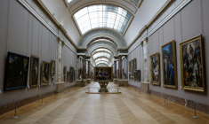 Vue générale de la Grande Galerie du musée du Louvre à Paris, le 2 décembre 2025 ( AFP / Ian LANGSDON )