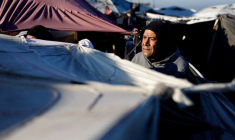 Les Palestiniens déplacés s'abritent dans un camp de tentes à Deir al-Balah