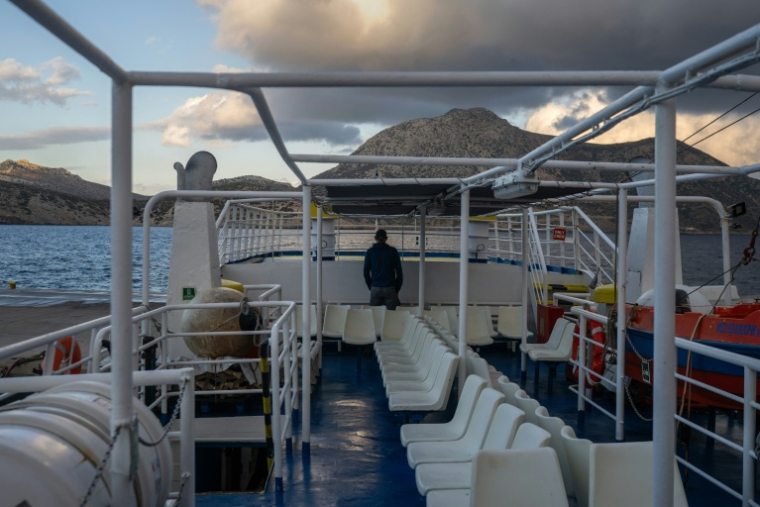 Un passager sur le ferry desservant Thymaina, en Grèce, le 23 septembre 2026 ( AFP / Angelos TZORTZINIS )