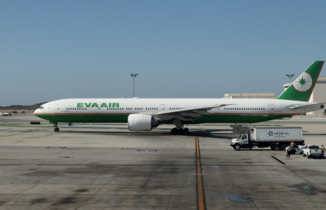Un avion de la compagnie taïwanaise EVA Air sur le tarmac de l'aéroport international de Los Angeles, le 29 octobre 2019 en Californie ( AFP / Daniel SLIM )
