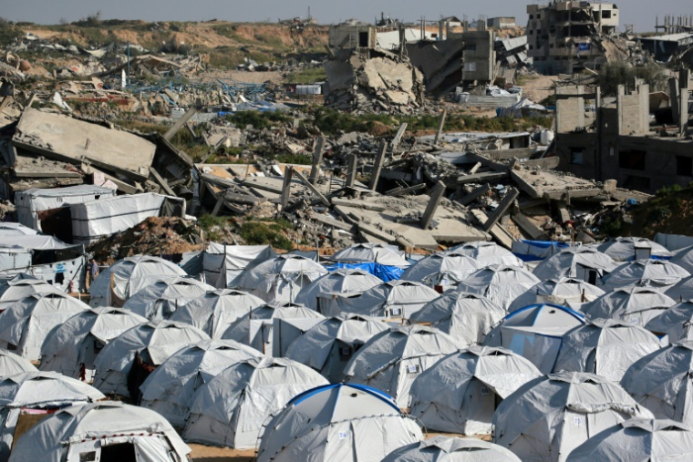 Vue aérienne montre de tentes abritant des Palestiniens déplacés installées au milieu d'un quartier dévasté par la guerre du camp de réfugiés de Jabalia, dans le nord de la bande de Gaza, le 2 avril 2025 ( AFP / Bashar TALEB )