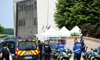 Des gendarmes contrôlent les accès au collège où une surveillante est décédée après avoir été poignardée par un élève de 14 ans, le 10 juin 2025 à Nogent, en Haute-Marne ( AFP / Jean-Christophe VERHAEGEN )