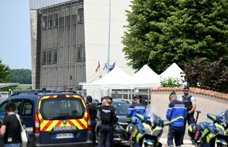 Des gendarmes contrôlent les accès au collège où une surveillante est décédée après avoir été poignardée par un élève de 14 ans, le 10 juin 2025 à Nogent, en Haute-Marne ( AFP / Jean-Christophe VERHAEGEN )