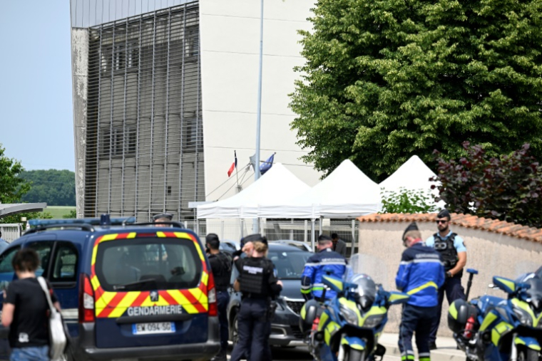 Des gendarmes contrôlent les accès au collège où une surveillante est décédée après avoir été poignardée par un élève de 14 ans, le 10 juin 2025 à Nogent, en Haute-Marne ( AFP / Jean-Christophe VERHAEGEN )