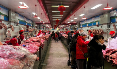Des vendeurs de porc au marché de gros de Xinfadi, Beijing, en Chine