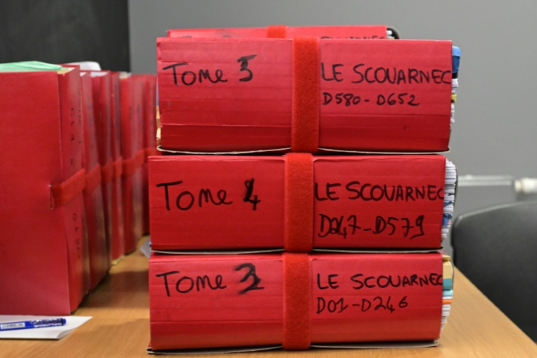 Des dossiers dans la salle d'audience du tribunal correctionnel de Vannes, à l'ouverture du procès de l'ex-chirurgien pédocriminel Joël Le Scouarnec, le 24 février 2025 dans le Morbihan ( AFP / Damien MEYER )