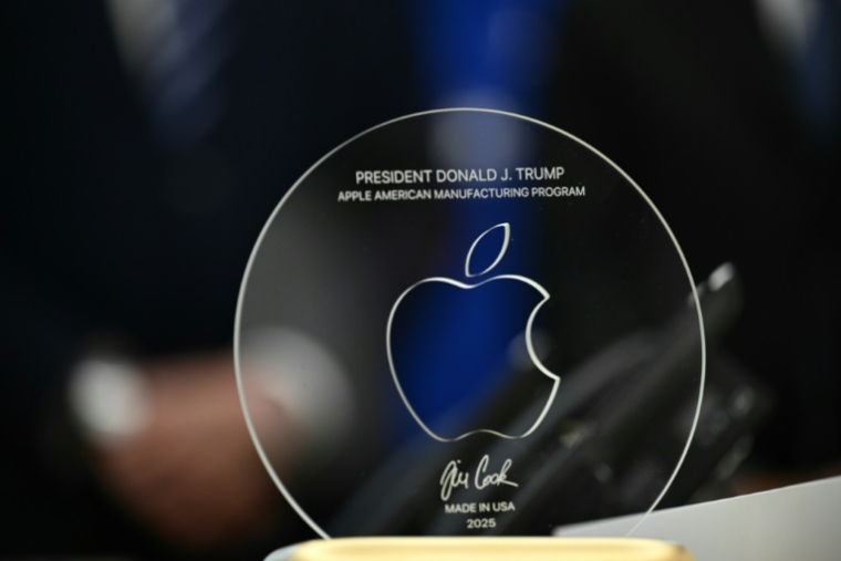 Un cadeau remis par le patron d'Apple Tim Cook au président américain Donald Trump le 6 août 2025 à la Maison Blanche, à Washington ( AFP / Brendan SMIALOWSKI )
