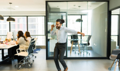 (Crédits photo : Adobe Stock - Homme fêtant au bureau sa promotion salariale)