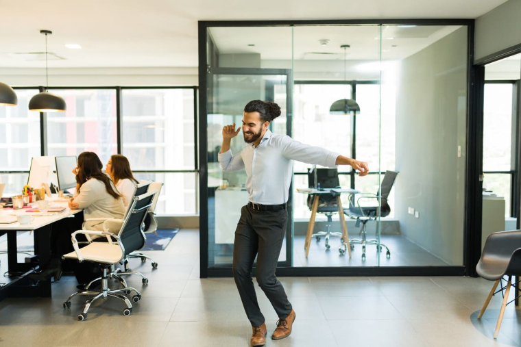 (Crédits photo : Adobe Stock - Homme fêtant au bureau sa promotion salariale)