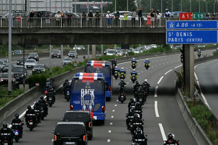 Le bus des joueurs du PSG escortés entre l'aéroport de Roissy et la capitale, au lendemain de leur victoire en finale de la Ligue des champions, le 31 mai 2026 ( AFP / LOU BENOIST )