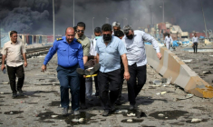 Un blessé est transporté après une puissante explosion au port Shahid Rajaï, dans le sud de l'Iran, le 26 avril 2025 ( IRNA / MOHAMMAD RASOLE  MORADI )