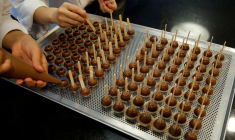 Des employés du fabricant de chocolat et de produits à base de cacao Barry Callebaut préparent des chocolats à Zurich