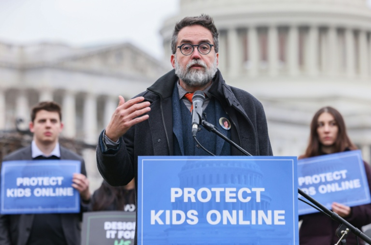 L'ancien ingénieur de META Arturo Béjar prend la parole lors d'un rassemblement pour demander aux entreprises de la tech et des réseaux sociaux de rendre des comptes sur les mesures prises pour protéger les enfants et les adolescents en ligne, le 31 janvier 2024 à Washington, DC. ( GETTY IMAGES NORTH AMERICA / Jemal Countess )