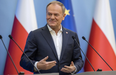 Donald Tusk, Premier ministre polonais, lors d'une conférence de presse conjointe avec le vice-président et président de Microsoft à Varsovie (Pologne), le 17 février 2025.  ( AFP / WOJTEK RADWANSKI )