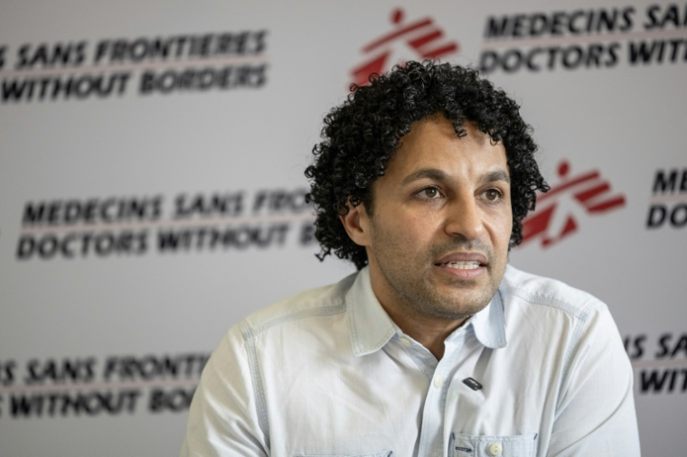 Le président de Médecins sans frontières (MSF) Javid Abdelmoneim, lors d'une conférence de presse dans les bureaux de MSF à Johannesburg, le 7 novembre 2025 ( AFP / Wikus de Wet )