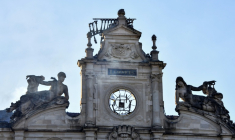 Le toit de la mairie de Limoges le 18 octobre 2026, incendié la veille lors de la journée de mobilisation nationale contre la "vie chère" ( AFP / Pascal LACHENAUD )