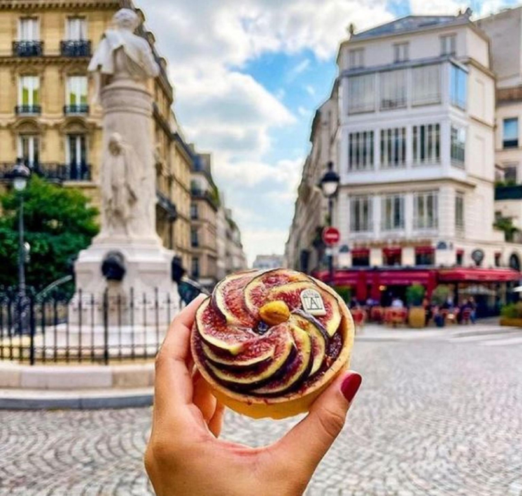 Découvrez nos plus belles adresses pour un tea time inoubliable. ( crédit photo : Capture d’écran Instagram @angelina_paris )