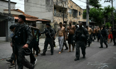 Des policiers escortent des criminels présumés arrêtés lors d'une opération dans la favela de Vila Cruzeiro, dans le complexe de Penha, à Rio de Janeiro, le 28 octobre 2025 au Brésil ( AFP / Mauro PIMENTEL )