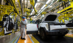Des employés travaillent sur la chaîne de production d'une usine de véhicules électriques Chery à Wuhu