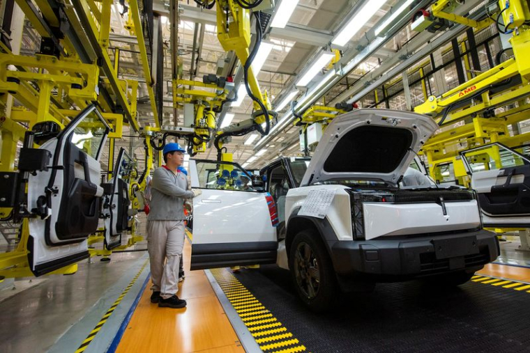 Des employés travaillent sur la chaîne de production d'une usine de véhicules électriques Chery à Wuhu
