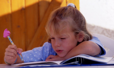 (Crédits photo : Adobe Stock - cahier de vacances enfant)